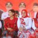 Ketua DWP Bone Bolango, Nurliana Iwan Mustapa saat menghadiri pelaksanaan Upacara HUT ke-81 Kemerdekaan Republik Indonesia di Lapangan Alun-Alun Bone Bolango, Senin (17/8/2026). (Foto Onal/Prokopim)