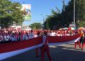 Pembentangan 50 meter bendera merah putih di Kawasan Centerpoint Bone Bolango, Senin (3/8/2026). (F.Indra/Diskominfo)