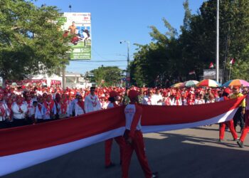 Pembentangan 50 meter bendera merah putih di Kawasan Centerpoint Bone Bolango, Senin (3/8/2026). (F.Indra/Diskominfo)