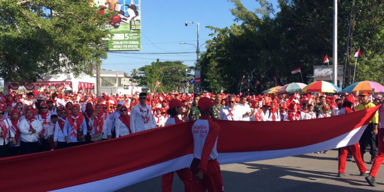 Pembentangan 50 meter bendera merah putih di Kawasan Centerpoint Bone Bolango, Senin (3/8/2026). (F.Indra/Diskominfo)