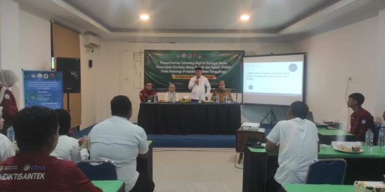 Sekretaris Daerah Kabupaten Bone Bolango, Iwan Mustapa, saat membuka kegiatan Pemanfaatan Teknologi Digital sebagai Media Penerapan Perilaku Hidup Bersih dan Sehat (PHBS) pada Keluarga Produktif di Desa Tanggilingo, Kecamatan Kabila, yang berlangsung di Hotel Toewawa, Senin (3/8/2026). (F.Munifa)