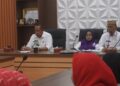 Bupati Ismet Mile didampingi Ketua Tim Pembina Posyandu, Ruwaida Ismet Mile saat memimpin rapat Koordinasi dan Persiapan Penilaian Posyandu Tingkat Provinsi Gorontalo di Ruang Rapat Bupati Bone Bolango, Senin (3/8/2026). (F.Onal/Prokopim)