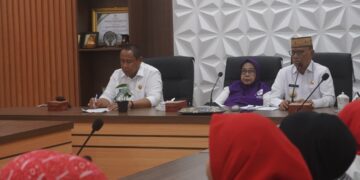 Bupati Ismet Mile didampingi Ketua Tim Pembina Posyandu, Ruwaida Ismet Mile saat memimpin rapat Koordinasi dan Persiapan Penilaian Posyandu Tingkat Provinsi Gorontalo di Ruang Rapat Bupati Bone Bolango, Senin (3/8/2026). (F.Onal/Prokopim)