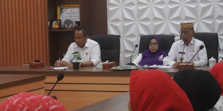 Bupati Ismet Mile didampingi Ketua Tim Pembina Posyandu, Ruwaida Ismet Mile saat memimpin rapat Koordinasi dan Persiapan Penilaian Posyandu Tingkat Provinsi Gorontalo di Ruang Rapat Bupati Bone Bolango, Senin (3/8/2026). (F.Onal/Prokopim)