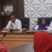 Bupati Ismet Mile didampingi Ketua Tim Pembina Posyandu, Ruwaida Ismet Mile saat memimpin rapat Koordinasi dan Persiapan Penilaian Posyandu Tingkat Provinsi Gorontalo di Ruang Rapat Bupati Bone Bolango, Senin (3/8/2026). (F.Onal/Prokopim)