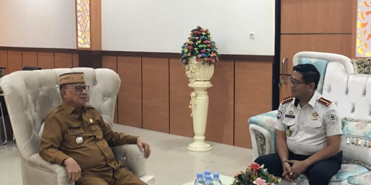 Kunjungan silaturahmi Kepala Lapas Kelas IIA Gorontalo, Junaidi Rison, kepada Bupati Bone Bolango, Ismet Mile di Ruang Kerja Bupati, Selasa (4/8/2026). (F.Indra/Diskominfo)