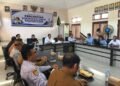 Sekda Iwan Mustapa saat menghadiri Rapat Koordinasi Percepatan Sertifikasi Tanah Rumah Ibadah Kabupaten Bone Bolango yang digelar di Aula Kejaksaan Negeri Bone Bolango, Selasa (4/8/2026). (F.Indra/Diskominfo)