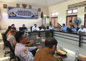 Sekda Iwan Mustapa saat menghadiri Rapat Koordinasi Percepatan Sertifikasi Tanah Rumah Ibadah Kabupaten Bone Bolango yang digelar di Aula Kejaksaan Negeri Bone Bolango, Selasa (4/8/2026). (F.Indra/Diskominfo)