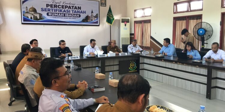 Sekda Iwan Mustapa saat menghadiri Rapat Koordinasi Percepatan Sertifikasi Tanah Rumah Ibadah Kabupaten Bone Bolango yang digelar di Aula Kejaksaan Negeri Bone Bolango, Selasa (4/8/2026). (F.Indra/Diskominfo)