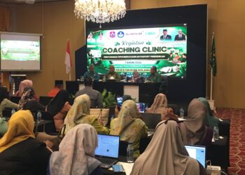 Bupati Ismet Mile didampingi Bunda PAUD Bone Bolango, Ruwaida Ismet Mile saat menghadiri Coaching Clinic Penyusunan SPMI Berdasarkan Rapor Pendidikan Jenjang TK Tahun 2026 di Grand Q Hotel, Kota Gorontalo, Kamis (6/8/2026). (F.Indra/Diskominfo)