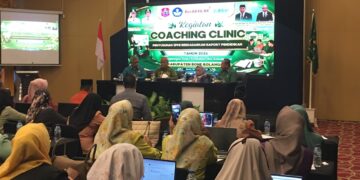 Bupati Ismet Mile didampingi Bunda PAUD Bone Bolango, Ruwaida Ismet Mile saat menghadiri Coaching Clinic Penyusunan SPMI Berdasarkan Rapor Pendidikan Jenjang TK Tahun 2026 di Grand Q Hotel, Kota Gorontalo, Kamis (6/8/2026). (F.Indra/Diskominfo)