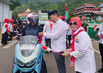 Pemerintah Kecamatan Bone, Kabupaten Bone Bolango, menggelar Gerakan Pembagian Bendera Merah Putih yang dipimpin Camat Fian K. Ruchban, SH, M.Si, dalam rangka menyemarakkan HUT ke-81 Kemerdekaan RI di Desa Taludaa