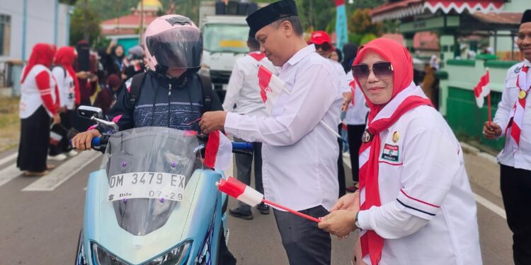 Pemerintah Kecamatan Bone, Kabupaten Bone Bolango, menggelar Gerakan Pembagian Bendera Merah Putih yang dipimpin Camat Fian K. Ruchban, SH, M.Si, dalam rangka menyemarakkan HUT ke-81 Kemerdekaan RI di Desa Taludaa