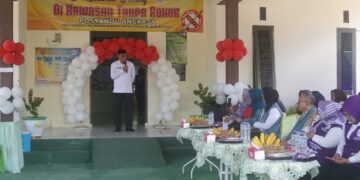 Sekda Iwan Mustapa saat menghadiri Penilaian Lomba Posyandu Tingkat Provinsi Gorontalo di Posyandu Angkasa, Desa Lombongo, Kecamatan Suwawa Tengah, Jumat (7/8/2026). (F. Onal/Prokopim)