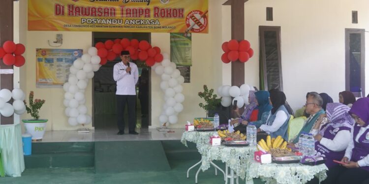 Sekda Iwan Mustapa saat menghadiri Penilaian Lomba Posyandu Tingkat Provinsi Gorontalo di Posyandu Angkasa, Desa Lombongo, Kecamatan Suwawa Tengah, Jumat (7/8/2026). (F. Onal/Prokopim)