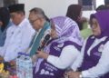 Ketua Tim Pembina Posyandu Kabupaten Bone Bolango, Ruwaida Ismet Mile, saat menyambut Tim Penilai Lomba Posyandu Tingkat Provinsi Gorontalo di Posyandu Angkasa, Desa Lombongo, Jumat (7/8/2026). (F. Onal/Prokopim)