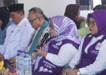 Ketua Tim Pembina Posyandu Kabupaten Bone Bolango, Ruwaida Ismet Mile, saat menyambut Tim Penilai Lomba Posyandu Tingkat Provinsi Gorontalo di Posyandu Angkasa, Desa Lombongo, Jumat (7/8/2026). (F. Onal/Prokopim)