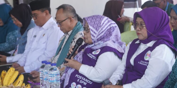 Ketua Tim Pembina Posyandu Kabupaten Bone Bolango, Ruwaida Ismet Mile, saat menyambut Tim Penilai Lomba Posyandu Tingkat Provinsi Gorontalo di Posyandu Angkasa, Desa Lombongo, Jumat (7/8/2026). (F. Onal/Prokopim)