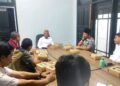 Anggota DPD RI, Jasin U. Dilo saat melakukan audiensi bersama Pemerintah Kabupaten Bone Bolango dan DP3 terkait dukungan pelaksanaan percepatan pembangunan Jalan Tulabolo–Pinogu di Kantor Kesekretariatan DPD RI Provinsi Gorontalo, Jumat (7/8/2026). (F.Istimewa)