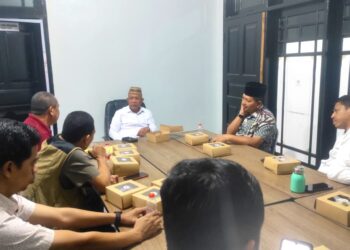 Anggota DPD RI, Jasin U. Dilo saat melakukan audiensi bersama Pemerintah Kabupaten Bone Bolango dan DP3 terkait dukungan pelaksanaan percepatan pembangunan Jalan Tulabolo–Pinogu di Kantor Kesekretariatan DPD RI Provinsi Gorontalo, Jumat (7/8/2026). (F.Istimewa)