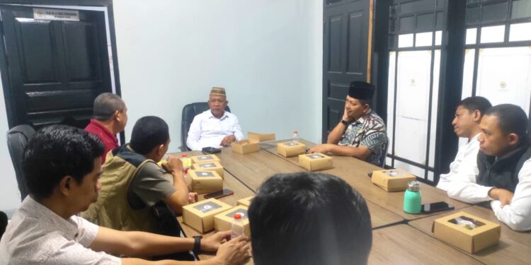 Anggota DPD RI, Jasin U. Dilo saat melakukan audiensi bersama Pemerintah Kabupaten Bone Bolango dan DP3 terkait dukungan pelaksanaan percepatan pembangunan Jalan Tulabolo–Pinogu di Kantor Kesekretariatan DPD RI Provinsi Gorontalo, Jumat (7/8/2026). (F.Istimewa)