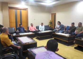 Ketua DPRD Provinsi Gorontalo, Idrus M.T. Mopili, saat menerima langsung aspirasi Pemerintah Kabupaten Bone Bolango bersama perwakilan masyarakat terkait kelanjutan Program Pembangunan Jalan Tulabolo–Pinogu di Ruang Kerja Ketua DPRD Provinsi Gorontalo, Kamis (6/8/2026).