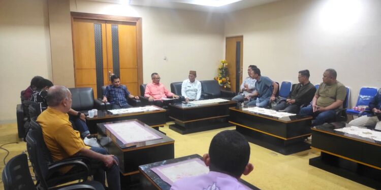 Ketua DPRD Provinsi Gorontalo, Idrus M.T. Mopili, saat menerima langsung aspirasi Pemerintah Kabupaten Bone Bolango bersama perwakilan masyarakat terkait kelanjutan Program Pembangunan Jalan Tulabolo–Pinogu di Ruang Kerja Ketua DPRD Provinsi Gorontalo, Kamis (6/8/2026).