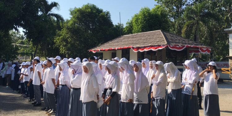 Para siswa saat mengikuti pembukaan Masa Pengenalan Lingkungan Sekolah Nasional Terintegrasi di BPMP Provinsi Gorontalo, Senin (10/8/2026). (F.Indra/Diskominfo)