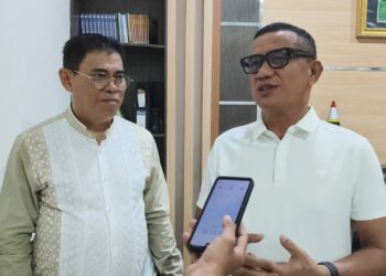 Anggota DPD RI, Syarif Mbuinga saat diwawancarai usai menerima kunjungan Sekretaris Daerah Bone Bolango, Iwan Mustapa, bersama Tim Percepatan Pembangunan Pinogu (TP3) di kediaman pribadinya, Senin (10/8/2026). (F.Fauzi/Diskominfo)