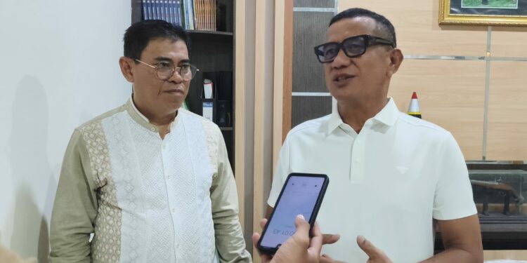 Anggota DPD RI, Syarif Mbuinga saat diwawancarai usai menerima kunjungan Sekretaris Daerah Bone Bolango, Iwan Mustapa, bersama Tim Percepatan Pembangunan Pinogu (TP3) di kediaman pribadinya, Senin (10/8/2026). (F.Fauzi/Diskominfo)