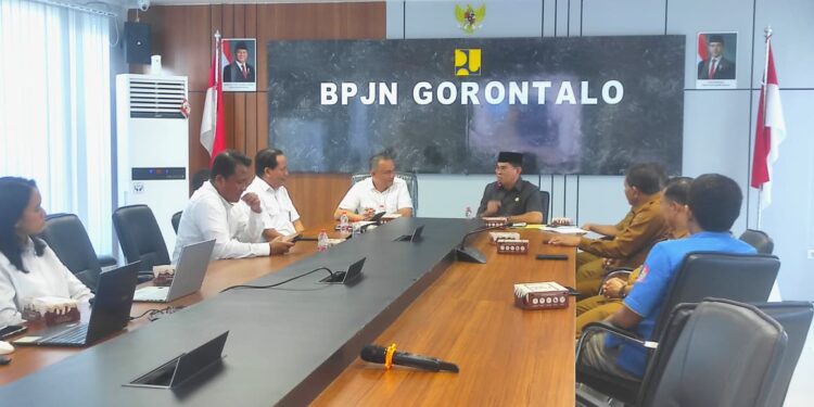 BPJN Gorontalo saat menerima kunjungan Sekda Iwan Mustapa terkait program pembangunan akses jalan Pinogu, Selasa (11/8/2026). (F.Munifa/Diskominfo)