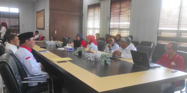 Kepala Dinas Pekerjaan Umum, Penataan Ruang, Perumahan dan Kawasan Permukiman (PUPR-PKP) Provinsi Gorontalo Aries Ardianto saat menerima kunjungan Sekda Iwan Mustapa bersama Tim Percepatan Pembangunan Pinogu (TP3), Rabu (12/8/2026). (F. Munifa/Diskominfo)