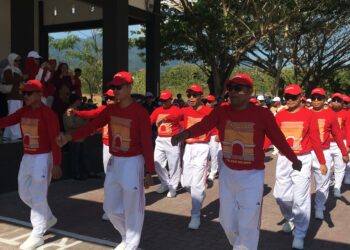 Rangkaian gerak jalan tersebut digelar selama tiga hari di Lapangan Alun-Alun Bone Bolango. Setelah sebelumnya diikuti peserta dari jenjang sekolah dasar (SD), SMP, dan SMA, kegiatan ditutup dengan lomba gerak jalan kategori organisasi perangkat daerah (OPD) dan masyarakat umum, Kamis (13/8/2026). (F.Indra/Diskominfo)
