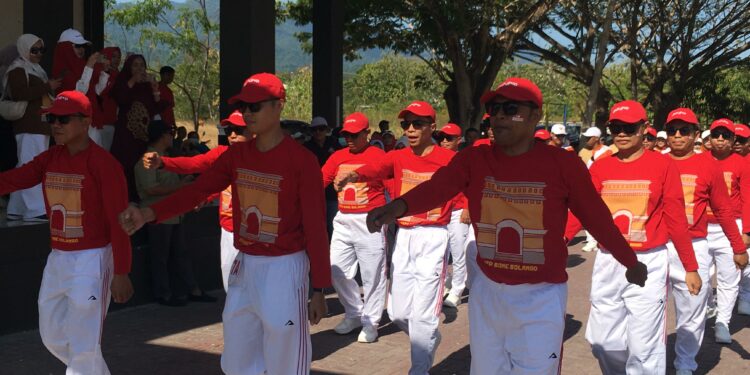 Rangkaian gerak jalan tersebut digelar selama tiga hari di Lapangan Alun-Alun Bone Bolango. Setelah sebelumnya diikuti peserta dari jenjang sekolah dasar (SD), SMP, dan SMA, kegiatan ditutup dengan lomba gerak jalan kategori organisasi perangkat daerah (OPD) dan masyarakat umum, Kamis (13/8/2026). (F.Indra/Diskominfo)