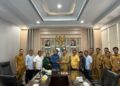 dilakukan Asisten II Bidang Ekonomi, Pembangunan dan Sumber Daya Alam Setda Kabupaten Bone Bolango, Yusbar Ismail, bersama Kepala Bappeda Litbang Bone Bolango, Sri Mulyani Lalijo, dan jajaran saat melakukan kunjungan kerja di Kantor BSKDN Kemendagri, Rabu (12/8/2026). (F. Istimewa)