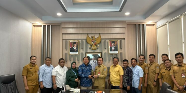 dilakukan Asisten II Bidang Ekonomi, Pembangunan dan Sumber Daya Alam Setda Kabupaten Bone Bolango, Yusbar Ismail, bersama Kepala Bappeda Litbang Bone Bolango, Sri Mulyani Lalijo, dan jajaran saat melakukan kunjungan kerja di Kantor BSKDN Kemendagri, Rabu (12/8/2026). (F. Istimewa)