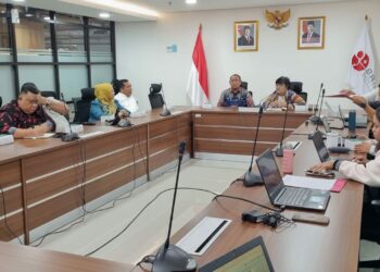 Asisten II Bidang Ekonomi, Pembangunan dan Sumber Daya Alam Setda Kabupaten Bone Bolango, Yusbar Ismail, bersama Kepala Bappeda Litbang Bone Bolango, Sri Mulyani Lalijo, dan jajaran saat melakukan kunjungan kerja di Kantor BRIN, Rabu (12/8/2026). (F. Istimewa)