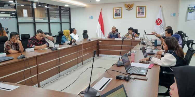 Asisten II Bidang Ekonomi, Pembangunan dan Sumber Daya Alam Setda Kabupaten Bone Bolango, Yusbar Ismail, bersama Kepala Bappeda Litbang Bone Bolango, Sri Mulyani Lalijo, dan jajaran saat melakukan kunjungan kerja di Kantor BRIN, Rabu (12/8/2026). (F. Istimewa)