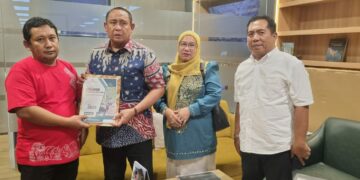 Asisten II Bidang Ekonomi, Pembangunan dan Sumber Daya Alam Setda Kabupaten Bone Bolango, Yusbar Ismail, bersama Kepala Bappeda Litbang Bone Bolango, Sri Mulyani Lalijo, dan jajaran saat melakukan kunjungan kerja di Kementerian Kehutanan Republik Indonesia, Rabu (12/8/2026). (F.Istimewa)