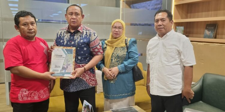 Asisten II Bidang Ekonomi, Pembangunan dan Sumber Daya Alam Setda Kabupaten Bone Bolango, Yusbar Ismail, bersama Kepala Bappeda Litbang Bone Bolango, Sri Mulyani Lalijo, dan jajaran saat melakukan kunjungan kerja di Kementerian Kehutanan Republik Indonesia, Rabu (12/8/2026). (F.Istimewa)