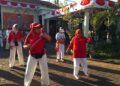 Ketua Dharma Wanita Persatuan (DWP) Kabupaten Bone Bolango, dr. Nurliana Iwan Mustapa, saat mengikuti olahraga bersama yang digelar DWP Provinsi Gorontalo dalam rangka pemberdayaan pola hidup aktif, di Halaman Rumah Dinas Sekretaris Daerah Provinsi Gorontalo, Jumat (14/8/2026). (F.Indra/Diskominfo)