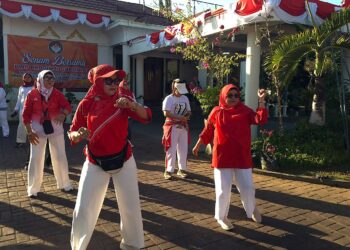 Ketua Dharma Wanita Persatuan (DWP) Kabupaten Bone Bolango, dr. Nurliana Iwan Mustapa, saat mengikuti olahraga bersama yang digelar DWP Provinsi Gorontalo dalam rangka pemberdayaan pola hidup aktif, di Halaman Rumah Dinas Sekretaris Daerah Provinsi Gorontalo, Jumat (14/8/2026). (F.Indra/Diskominfo)