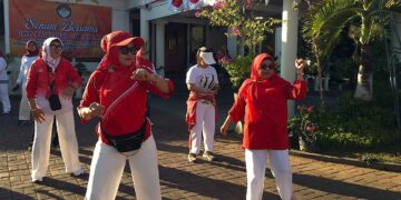 Ketua Dharma Wanita Persatuan (DWP) Kabupaten Bone Bolango, dr. Nurliana Iwan Mustapa, saat mengikuti olahraga bersama yang digelar DWP Provinsi Gorontalo dalam rangka pemberdayaan pola hidup aktif, di Halaman Rumah Dinas Sekretaris Daerah Provinsi Gorontalo, Jumat (14/8/2026). (F.Indra/Diskominfo)