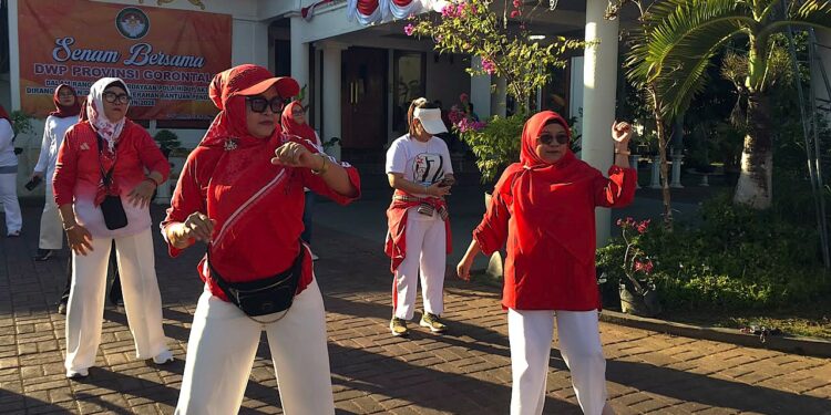 Ketua Dharma Wanita Persatuan (DWP) Kabupaten Bone Bolango, dr. Nurliana Iwan Mustapa, saat mengikuti olahraga bersama yang digelar DWP Provinsi Gorontalo dalam rangka pemberdayaan pola hidup aktif, di Halaman Rumah Dinas Sekretaris Daerah Provinsi Gorontalo, Jumat (14/8/2026). (F.Indra/Diskominfo)
