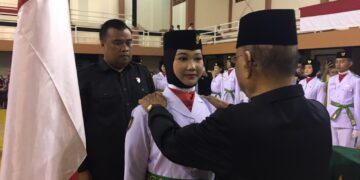 Bupati Ismet Mile saat mengukuhkan Pasukan Pengibar Bendera Pusaka (Paskibraka) Kabupaten Bone Bolango Tahun 2026 di Gedung Olahraga Indoor Oginawa Suwawa, Sabtu (15/8/2026) malam. (F.Indra/Diskominfo)