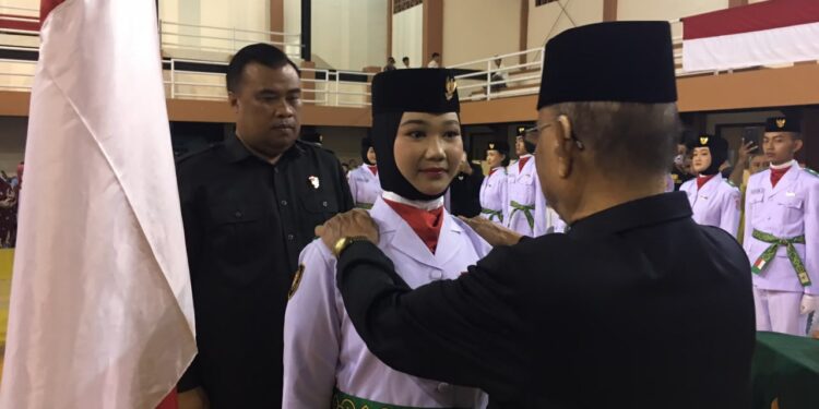 Bupati Ismet Mile saat mengukuhkan Pasukan Pengibar Bendera Pusaka (Paskibraka) Kabupaten Bone Bolango Tahun 2026 di Gedung Olahraga Indoor Oginawa Suwawa, Sabtu (15/8/2026) malam. (F.Indra/Diskominfo)