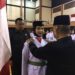 Bupati Ismet Mile saat mengukuhkan Pasukan Pengibar Bendera Pusaka (Paskibraka) Kabupaten Bone Bolango Tahun 2026 di Gedung Olahraga Indoor Oginawa Suwawa, Sabtu (15/8/2026) malam. (F.Indra/Diskominfo)