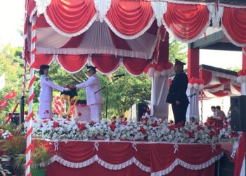 Bupati Ismet Mile saat menjadi Inspektur Upacara HUT ke-81 Kemerdekaan Republik Indonesia di Lapangan Alun-Alun Bone Bolango, Senin (17/8/2026). (F. Indra/Diskominfo)