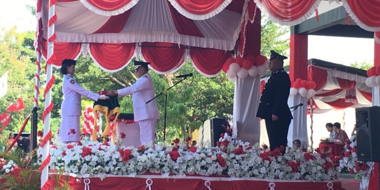Bupati Ismet Mile saat menjadi Inspektur Upacara HUT ke-81 Kemerdekaan Republik Indonesia di Lapangan Alun-Alun Bone Bolango, Senin (17/8/2026). (F. Indra/Diskominfo)