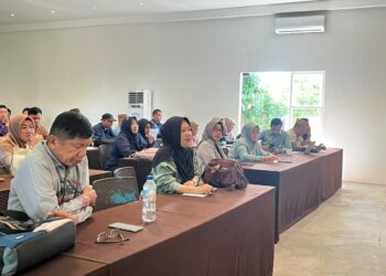 Sekretaris Diskominfo Bone Bolango, Eriana Pajria Ningsih saat mengikuti kegiatan Bimbingan Teknis Pejabat Pengelola Informasi dan Dokumentasi (PPID) serta Sosialisasi Monitoring dan Evaluasi Keterbukaan Informasi Publik Tahun 2026 yang dilaksanakan oleh Pemerintah Provinsi Gorontalo di Oma Caffe, Pohuwato, Rabu (19/8/2026). (F. Indra/Diskominfo)